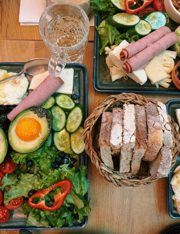 A plate of energy-boosting foods: complex carbs like quinoa, lean protein like chicken, and healthy fats like avocado.